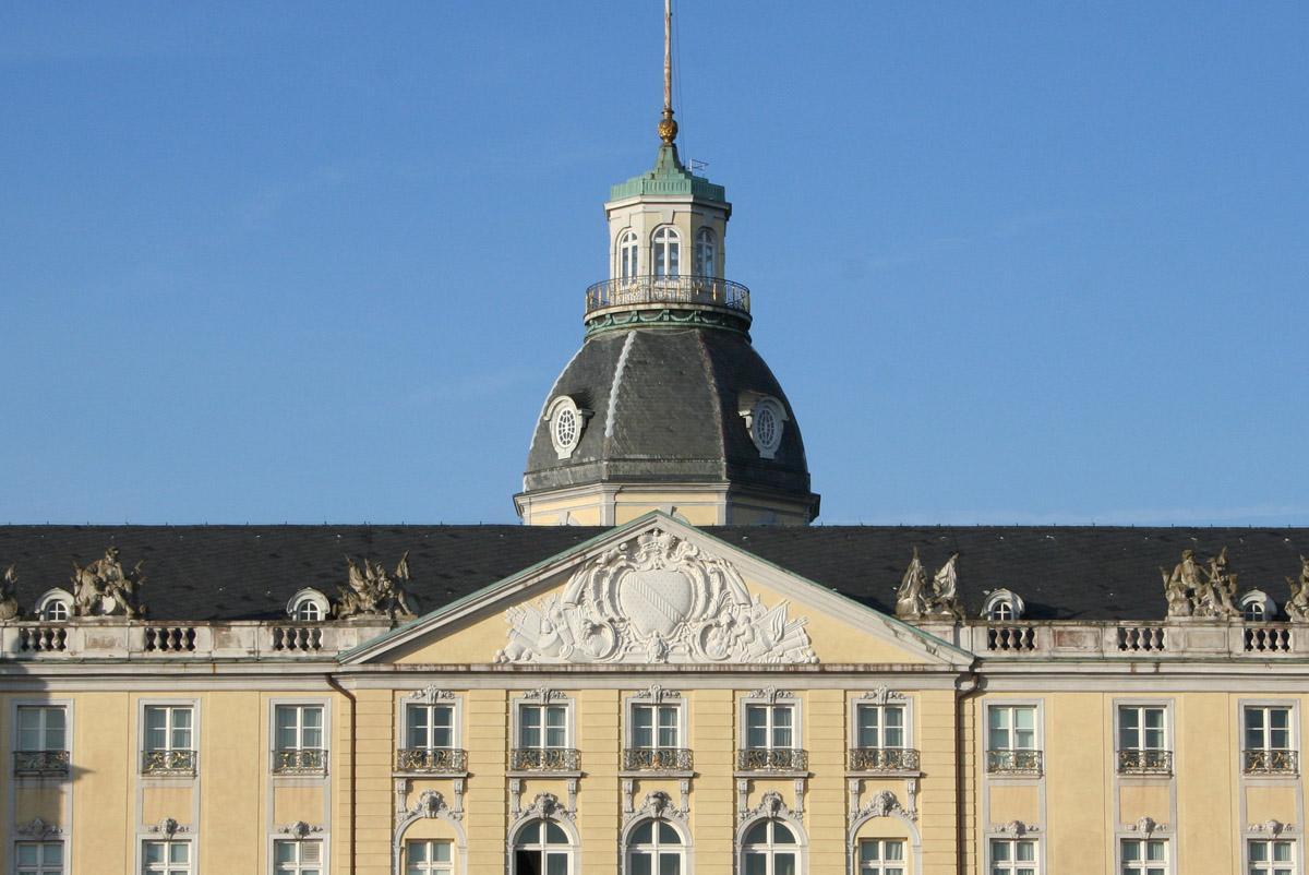 Badisches Wappen an der Fassade von Schloss Karlsruhe
