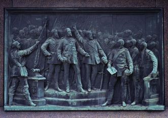 Relief am Denkmal für Kaiser Wilhelm I. am Kaiserplatz in Karlsruhe, 1897 von Adolf Heer