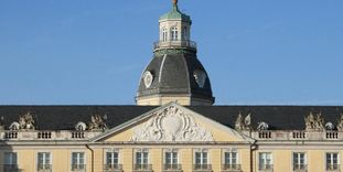 Badisches Wappen an der Fassade von Schloss Karlsruhe