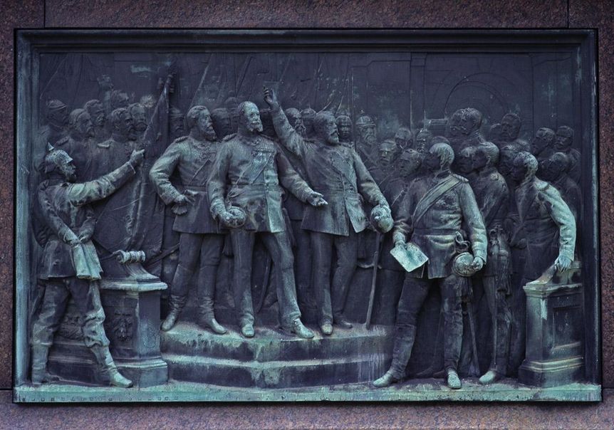 Relief am Denkmal für Kaiser Wilhelm I. am Kaiserplatz in Karlsruhe, 1897 von Adolf Heer